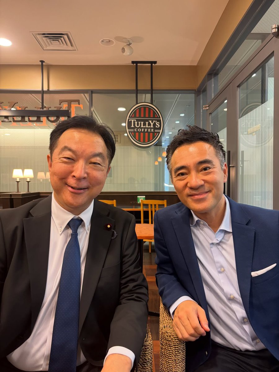 Yakura_Katsuo's tweet photo. 更なる前進

今日は、公明党衆参そろっての両院議員団会議
私も参加、率直な意見を交わしあう良い会合でした。

心を一つに、更なる前進！！
竹谷代表のお言葉に感動しました。

終了後、同じさいたま市の輿水恵一議員とともにタリーズにて一枚、大森えりこ議員が撮ってくれました。

短時間懇談し、すぐにそれぞれの動きへ
また一緒に頑張っていきます！！

#矢倉かつお
#中道 #公明党
#政界の結集軸に
#ここからが勝負