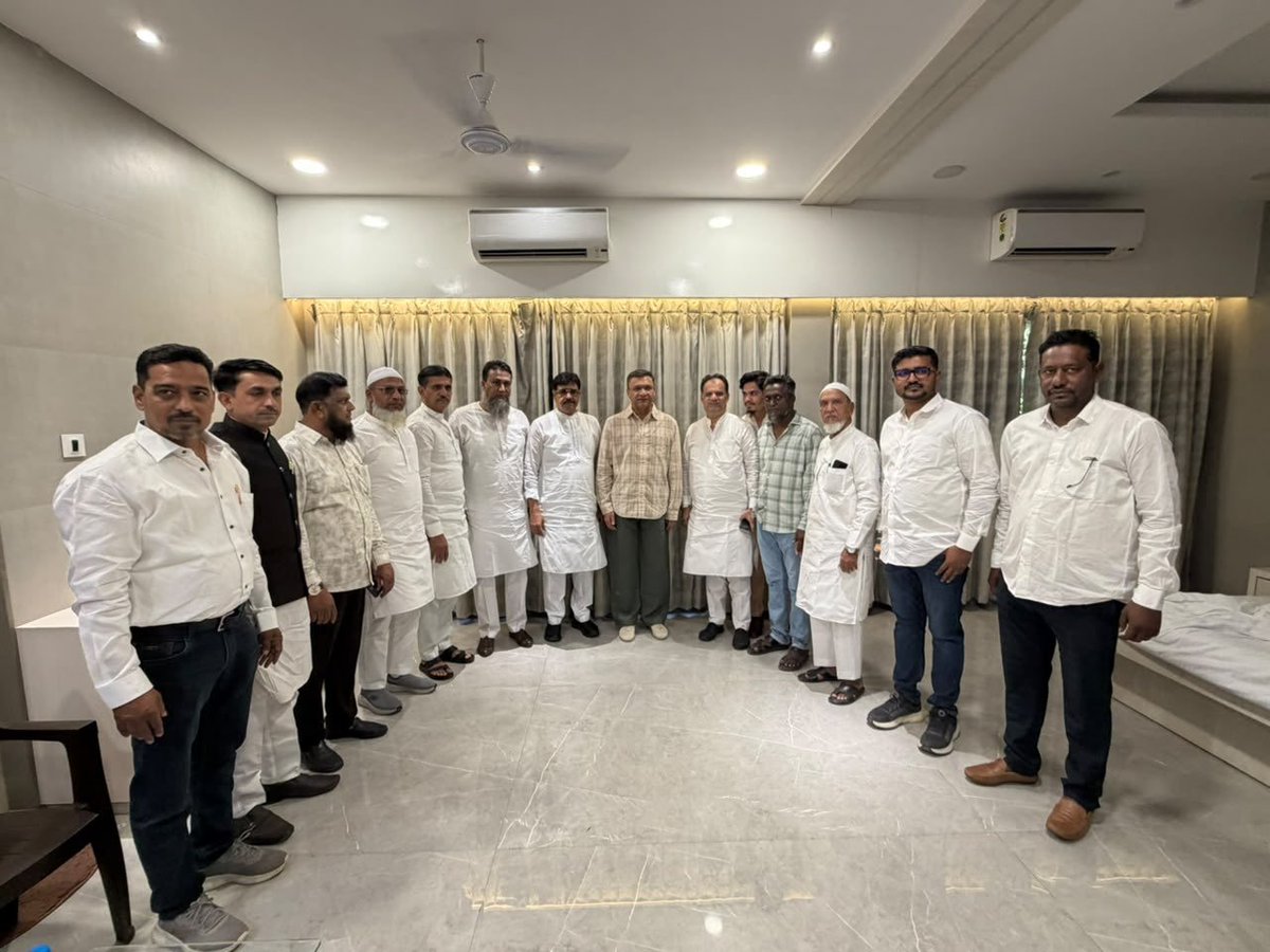 shaik_hussam's tweet photo. AIMIM Floor Leader @akbarowaisii along with AIMIM Malakpet MLA @balala_ahmed &amp; @SyedMoin9890 &amp; @FerozLala14 at  Nanded Maharashtra. https://t.co/9dG3ExXIHl
