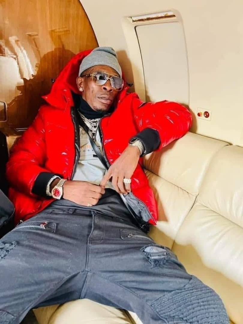 AmoledKwak4583's tweet photo. Stonebwoy out here flying in total comfort and class, while Shatta Wale looks like he got wrapped in bubble wrap for delivery. Herrr ππππ https://t.co/APqB8s2Fy7