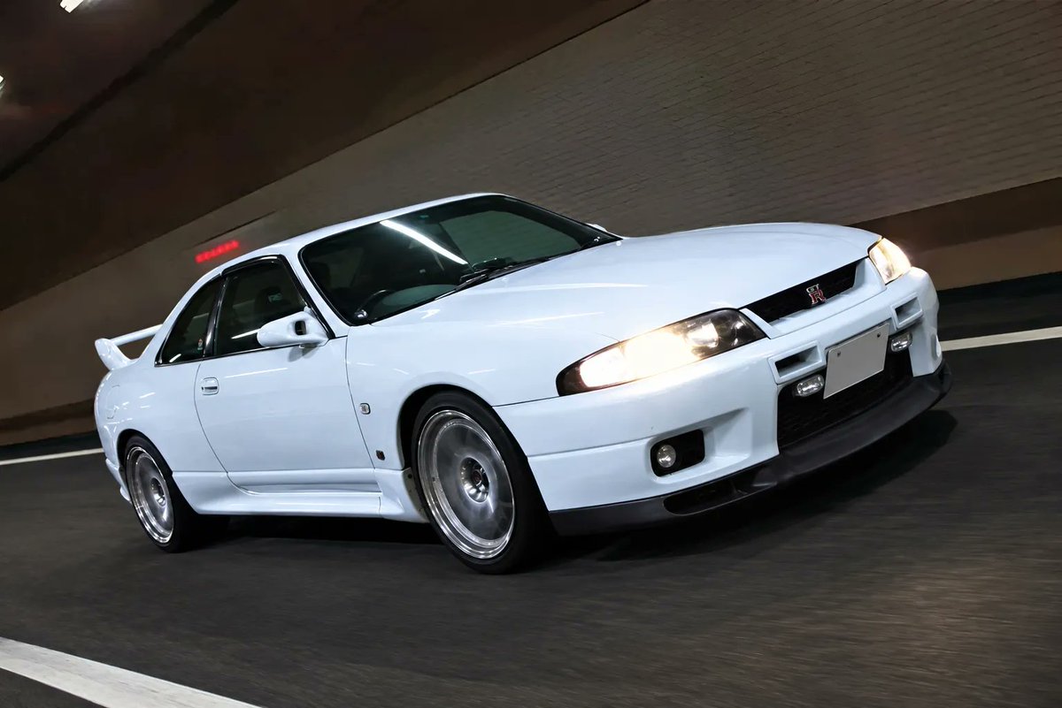 TunedCarsJapan's tweet photo. 「これが王者GT-Rの戦闘力か！」車検対応で300キロ超えを実現するBCNR33の真実
https://t.co/LbPcJjuPTA

エンジン本体はノーマルのまま、HKS VカムやGT-SSツインで中低速トルクを強化。504.9psを発揮しながら、完全車検対応と乗りやすさを両立した万能型GT-Rだ。 https://t.co/dFCTA1q2xD