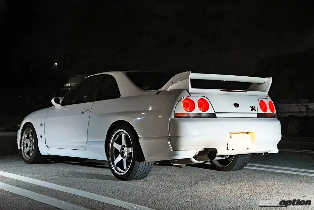 TunedCarsJapan's tweet photo. 「これが王者GT-Rの戦闘力か！」車検対応で300キロ超えを実現するBCNR33の真実
https://t.co/LbPcJjuPTA

エンジン本体はノーマルのまま、HKS VカムやGT-SSツインで中低速トルクを強化。504.9psを発揮しながら、完全車検対応と乗りやすさを両立した万能型GT-Rだ。 https://t.co/dFCTA1q2xD