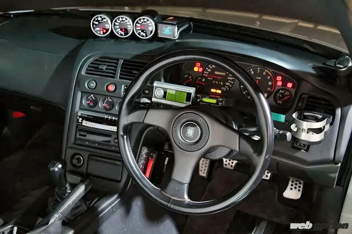 TunedCarsJapan's tweet photo. 「これが王者GT-Rの戦闘力か！」車検対応で300キロ超えを実現するBCNR33の真実
https://t.co/LbPcJjuPTA

エンジン本体はノーマルのまま、HKS VカムやGT-SSツインで中低速トルクを強化。504.9psを発揮しながら、完全車検対応と乗りやすさを両立した万能型GT-Rだ。 https://t.co/dFCTA1q2xD