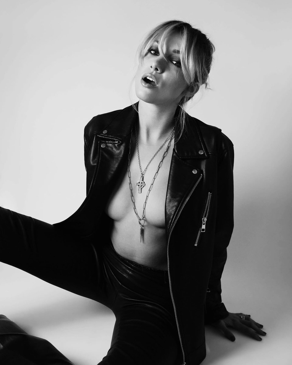 daddygooner82's tweet photo. Ce shooting photo de Delphine Wespiser , un grand moment !    🤤🥵 https://t.co/bwABN950lR