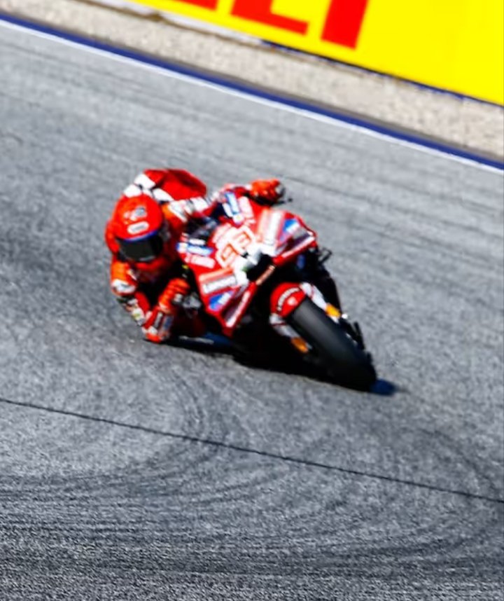 LucianoQuaranta's tweet photo. @marcmarquez93 @ducaticorse @MotoGP @alpinestars @DucatiMotor #elbowdown #kneedown #marcmarquez #marcmarquez93 #WorldChampion #ducati #ducaticorse #mm93 #marquez #marquez93 #weare93 #misanogp #spielberg #alpinestars #michelinmotorsport #redbullring #austriangp https://t.co/Qe5yoDzT6x
