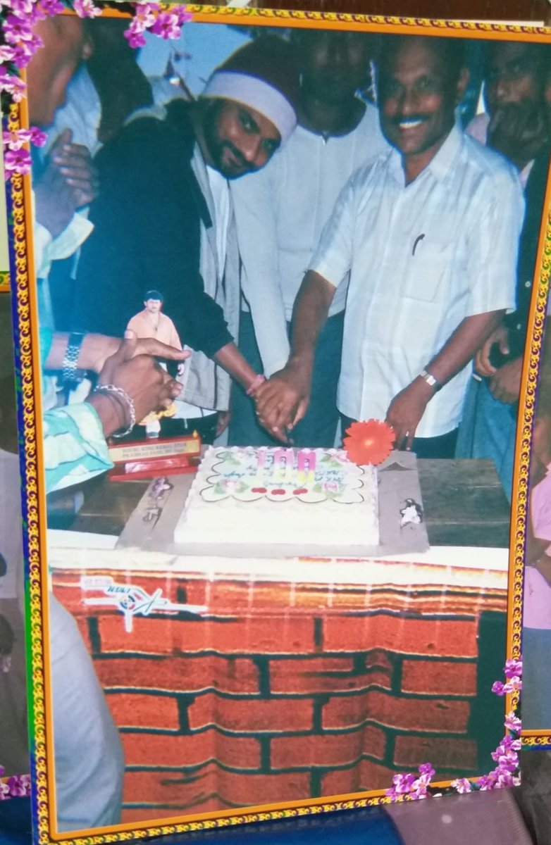WARANGALREBELS's tweet photo. 🔥THROWBACK TO THE #Chatrapathi ERA🦁❤️

Memories from the Chatrapathi release day &amp; 100 Days celebrations at Natraj Theatre, Warangal! 🎬🔥

#Chatrapathi #Prabhas #NatrajTheatre #Warangal #100DaysCelebrations #RebelStar https://t.co/qcqQGARZMs