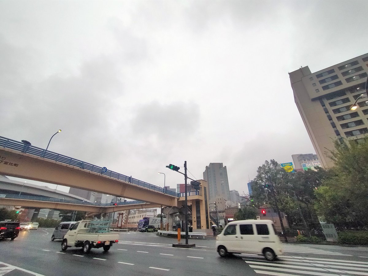 OMOIDEnoRECIPE's tweet photo. 狭い歩道を歩いていた
わしの後ろを味見係も歩いていた

味見係が歩道から車道に降りて
わしを追い越そうとしたので
危ないから
「車道を歩くな！」と
怒鳴った

振り返った人は知らない人だった。

味見係は
それを見て後ろで爆笑していた。

＃迷惑老人はこうやって出来上がっていく

＃開店します https://t.co/ZD1om06gE2