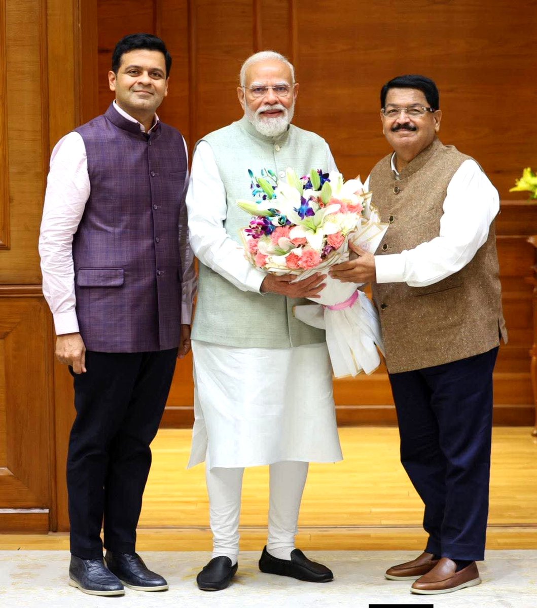 ImranAnsari_1's tweet photo. समाजवादी पार्टी ने धनराज परिमल नथवानी को राज्यसभा उम्मीदवार घोषित किया। वे रिलायंस इंडस्ट्रीज के ग्रुप प्रेसिडेंट और गुजरात क्रिकेट एसोसिएशन के अध्यक्ष हैं। ये परिमल नथवानी के बेटे हैं, जो मुकेश अंबानी के करीबी सहयोगी, रिलायंस के कॉर्पोरेट अफेयर्स डायरेक्टर व राज्यसभा सांसद हैं. https://t.co/1LuVTuRXeK