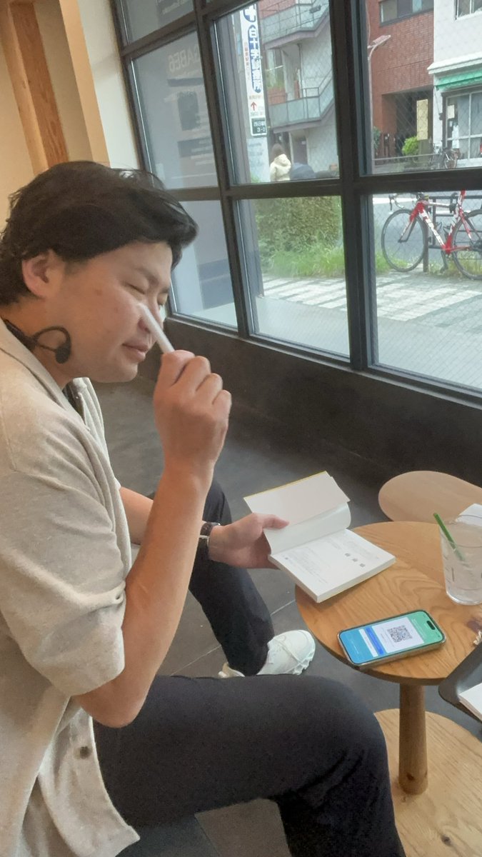 mirin_yade's tweet photo. 寒いのに半袖で滞在してるの亮さんだけだった。多分東京の人みんなびっくりしてる。

大阪でコワーキングをされている亮さん( @ryo_tpi )と東京でお会いしたぞー！
((唯一の亮さんの写真が半目で残念すぎる、、笑))

👇最近出版された本にサインをしていただきました!!(でも半目の写真しかない) https://t.co/3yRCGUFg33