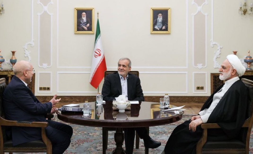 tasmime_kobra's tweet photo. قاعدتا نتیجه جلسه سران قوا باید این باشد:
تصویب قانون ضدفساد(مجلس)، صیانت از قانون (قوه قضاییه) ‌و اجرا (دولت) به سرعت!

اما اکنون اینگونه است: 
خودکامگی رییس مجلس، نابودی حاکمیت قانون توسط رییس قوه قضاییه و ولنگاری دولت! 

برای چی جلسه میذارید؟ برای کودتای وفاق؟ https://t.co/l8sOtDTEKX