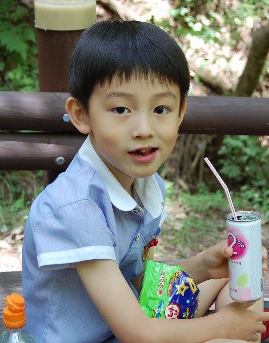 jxxmeokbap's tweet photo. แงงงง น้องออมบอกว่าตัวเองคล้ายคุณแม่มากก . . ตอนอยู่อนุบาล คุณครูจะชอบเปิดผมหน้าม้าน้องออกละก็จะบอกว่า “ ออมอนี ~ ออมอนี ~ ( คุณแม่ ) ” เอ้นดุนางเลียนแบบให้ฟังยันเสียงพุดครุ5555555555555 น่ารักมาก https://t.co/wwIsmRDtHC