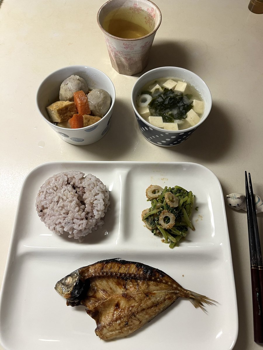 umezakisakura's tweet photo. 今日のお昼ご飯🍚
こんなご飯が好きな私は、食べながら「幸せ✨」って思ってしまった🥰
極早生みかん🍊幼馴染の奥さん(高校の同級生)が朝、実家のみかん🍊って仕事きたついでに届けてくれた！見てるだけで季節を感じる✨
ありがたくいただきます🙏
明後日は山梨🗻
息子夫婦にも会える🥰
楽しみしかない https://t.co/xb8lBftZPF
