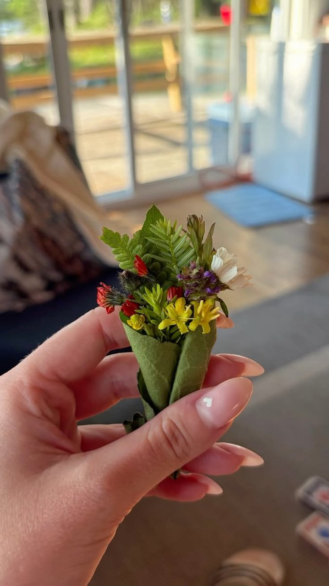 silenttearthh's tweet photo. A Tiny Bouquet https://t.co/DK5JtAPbtz