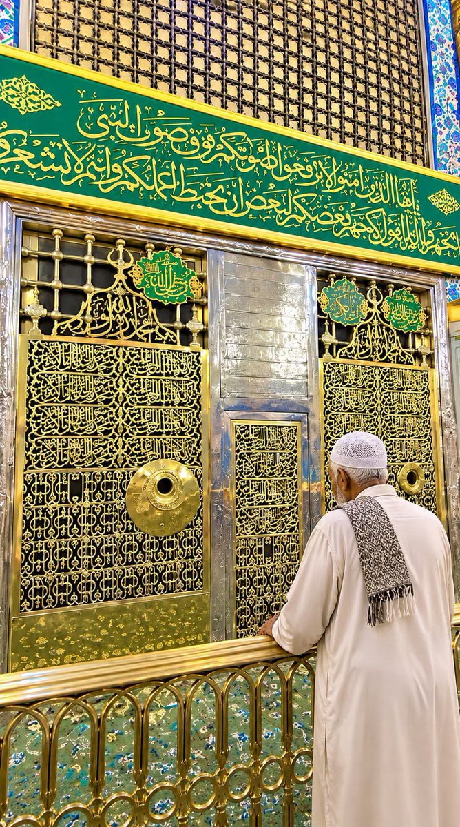 AYESHA_KHR_2's tweet photo. SubhanAllah ❤️ Madina Sharif mein Roza-e-Rasool ﷺ ke qareeb khade hokar ziyarat ka yeh manzar dil ko chhoo lene wala hai. Allah Ta'ala har Musalman ko Madina Sharif ki hazri naseeb farmaye. Ameen 🤲💚 https://t.co/VfSFoVTO09