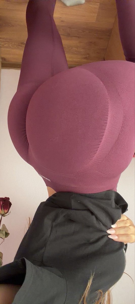 Valentyna_Ptrv's tweet photo. Would you take a bite? Be honest💜💜 https://t.co/WcGW3if7P1