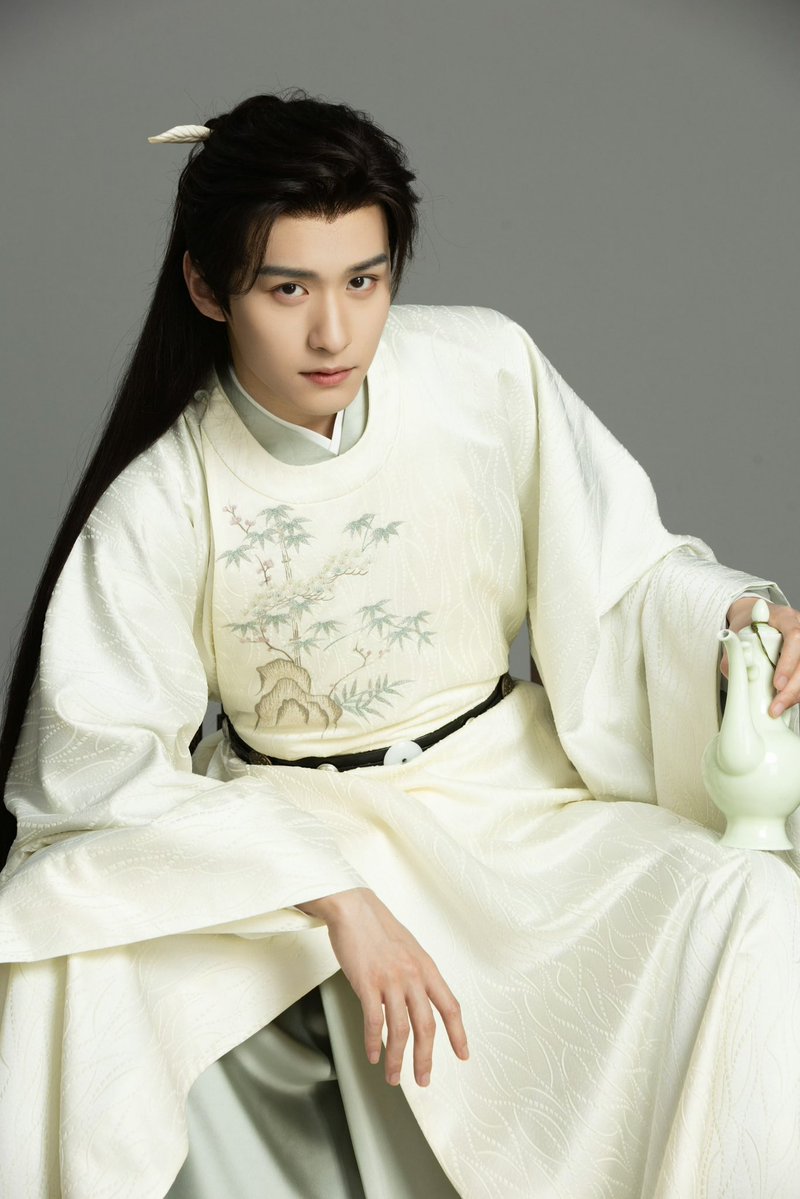 koonuu85's tweet photo. โชคดีมากที่คอสตุมเรื่องนี้เกล้าผมขึ้น เพราะถ้าทำทรงนี้ทั้งเรื่องมีคนกัดลิ้นตรายแน่ แม่ที่แย่รักลูกที่สุดนะลูก เฮียหึง https://t.co/yr3aOnzNq4