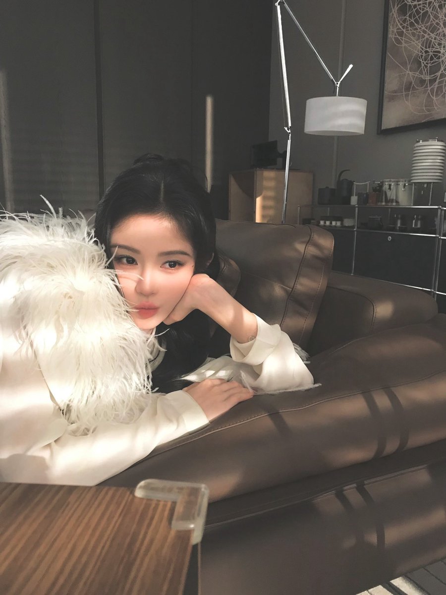 Jingyiic's tweet photo. #stayathome (..) but you stay with me! https://t.co/0DqcYCn4ao