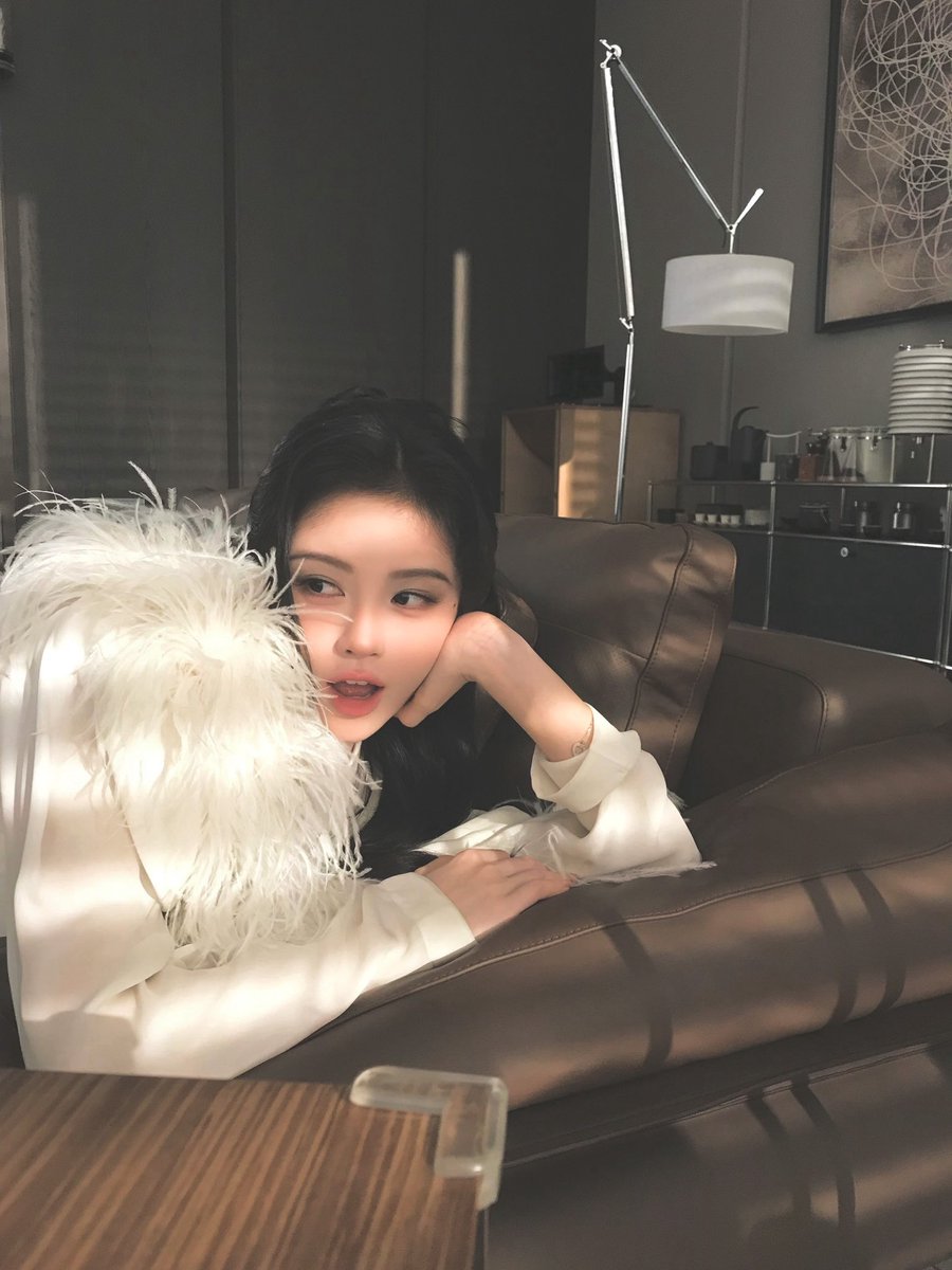 Jingyiic's tweet photo. #stayathome (..) but you stay with me! https://t.co/0DqcYCn4ao