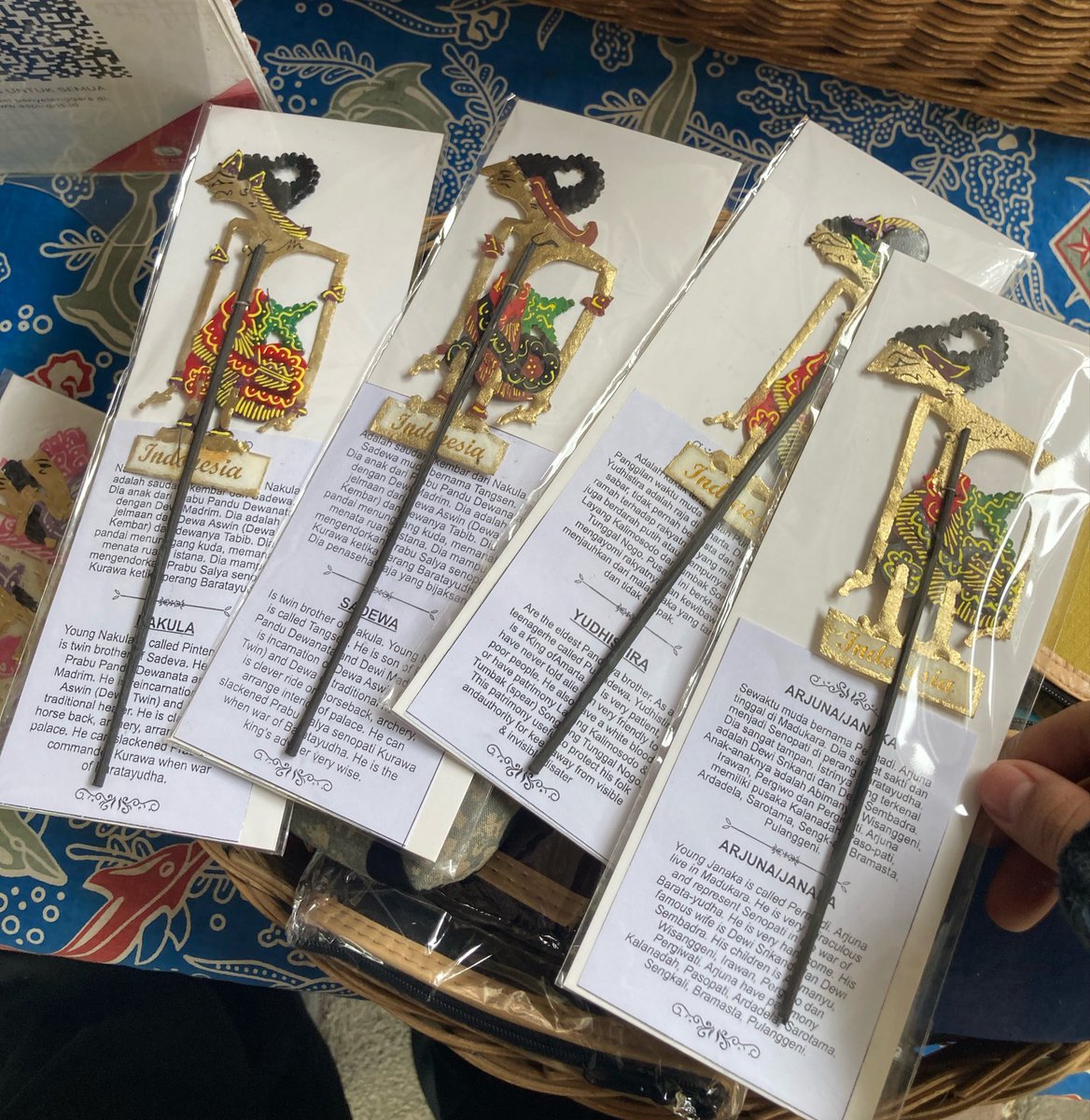 bienetrx's tweet photo. lagi serius survei tiba tiba ketemu souvenir handmade wayang pandawa! bagus sekali ini buat bookmark 🥳 https://t.co/P6jVEIswHc