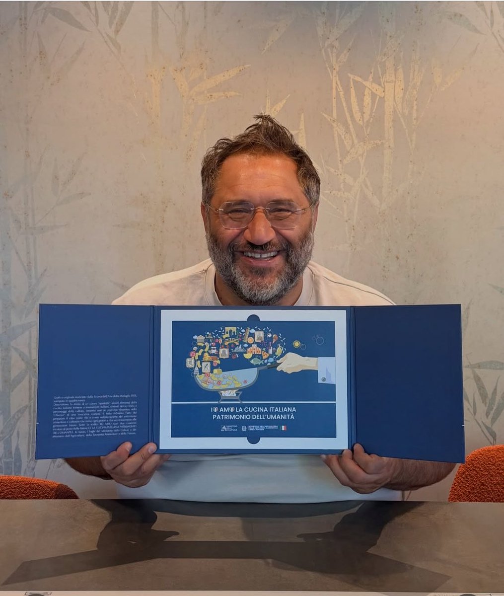 Frances99687883's tweet photo. ‘Il Tempo del Coraggio’: come passare dal condurre un paio di programmi sul cibo su #telemeloni a ricevere da #Lollobrigida l’onorificenza di #ambasciatore della #cucinaitaliana nel mondo. #PepponeCalabrese #FdI https://t.co/btiYrrCijo