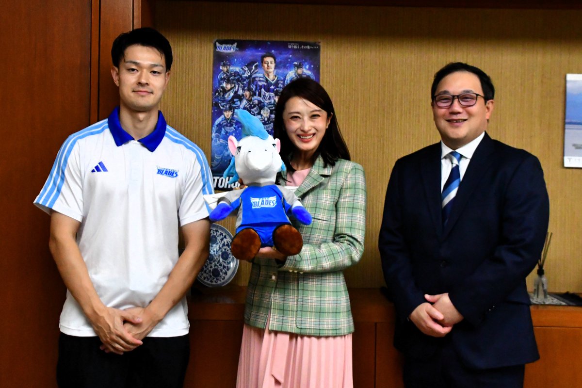 Freeblades's tweet photo. 【八戸市議会 藤川優里議長を表敬訪問】

若林クリス監督と生江太樹主将が八戸市議会を訪問し、藤川優里議長へご挨拶させていただきました。

「ブレイジニア」へのご入会をきっかけとしたご縁から、ホームゲームでの記念フェイスオフの思い出や、八戸市の災害対策・観光など、地域についてのお話を伺いました。

スポーツを通じた地域とのつながりを改めて感じる貴重な機会となりました。

藤川議長、お時間をいただきありがとうございました！

#東北フリーブレイズ
#FREEBLADES
#アジアリーグアイスホッケー
#八戸市議会
#八戸市