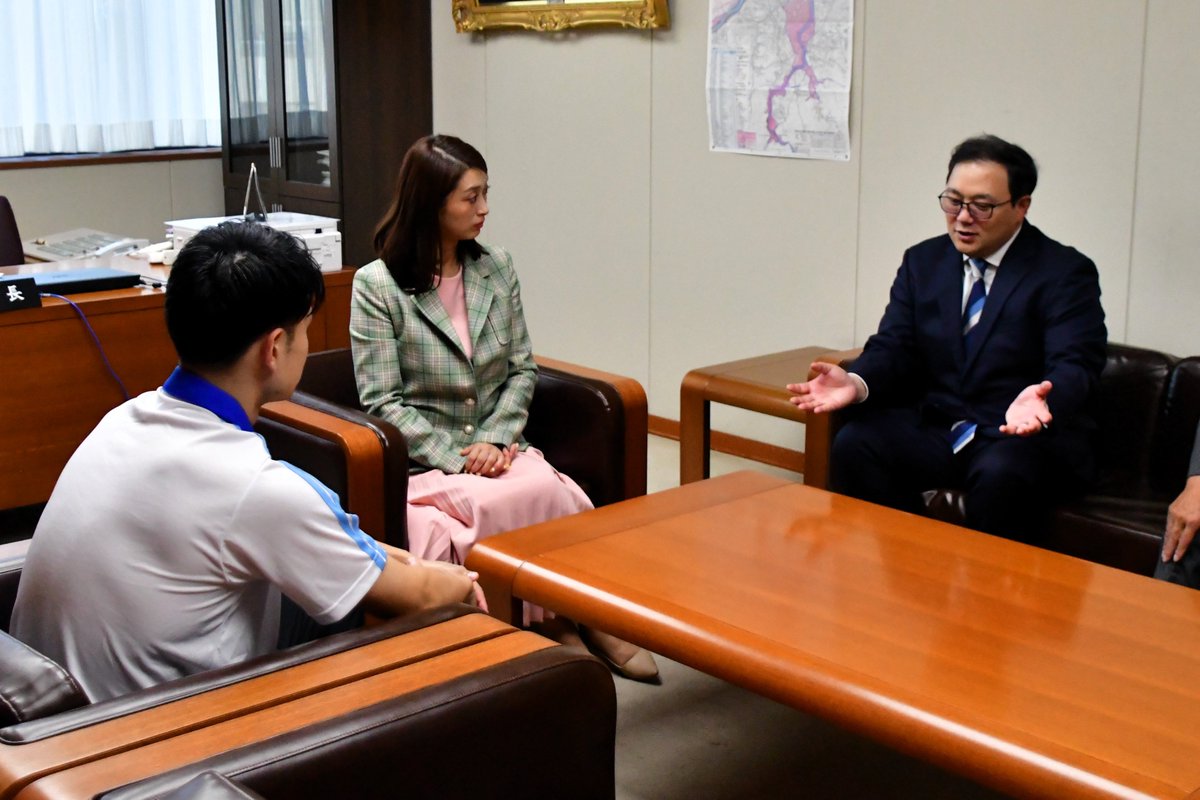 Freeblades's tweet photo. 【八戸市議会 藤川優里議長を表敬訪問】

若林クリス監督と生江太樹主将が八戸市議会を訪問し、藤川優里議長へご挨拶させていただきました。

「ブレイジニア」へのご入会をきっかけとしたご縁から、ホームゲームでの記念フェイスオフの思い出や、八戸市の災害対策・観光など、地域についてのお話を伺いました。

スポーツを通じた地域とのつながりを改めて感じる貴重な機会となりました。

藤川議長、お時間をいただきありがとうございました！

#東北フリーブレイズ
#FREEBLADES
#アジアリーグアイスホッケー
#八戸市議会
#八戸市