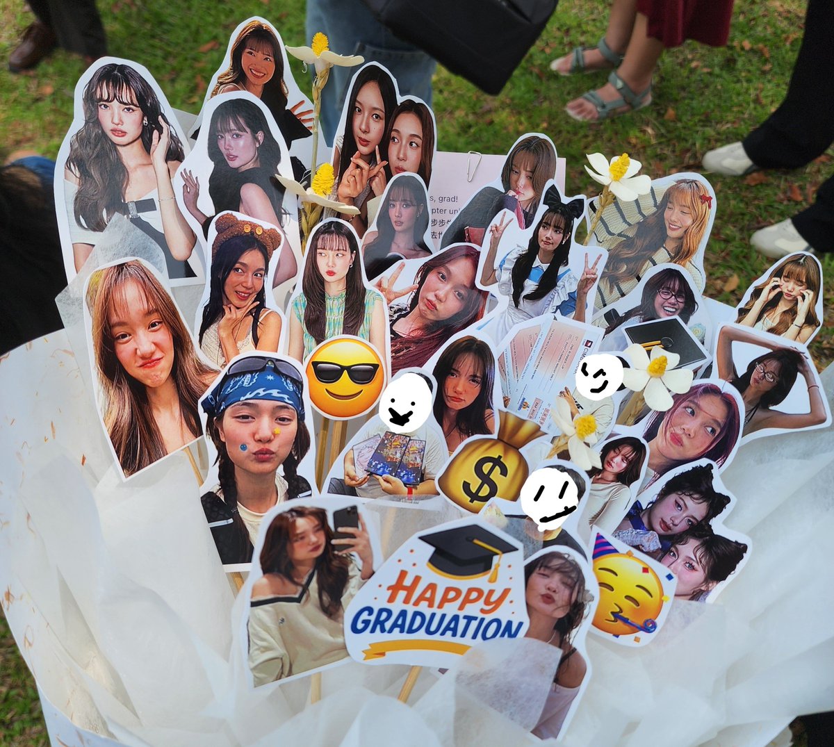 evantheasean's tweet photo. this user gradu(ATE)d
p.s: my friends got me a @PiployRR & @panlyyy & @loverrukk 💚💖 flower bouquet 🥹🤟🎓💐
#piployRR
#milklove
#MLPFK https://t.co/YkHyGlnWHu