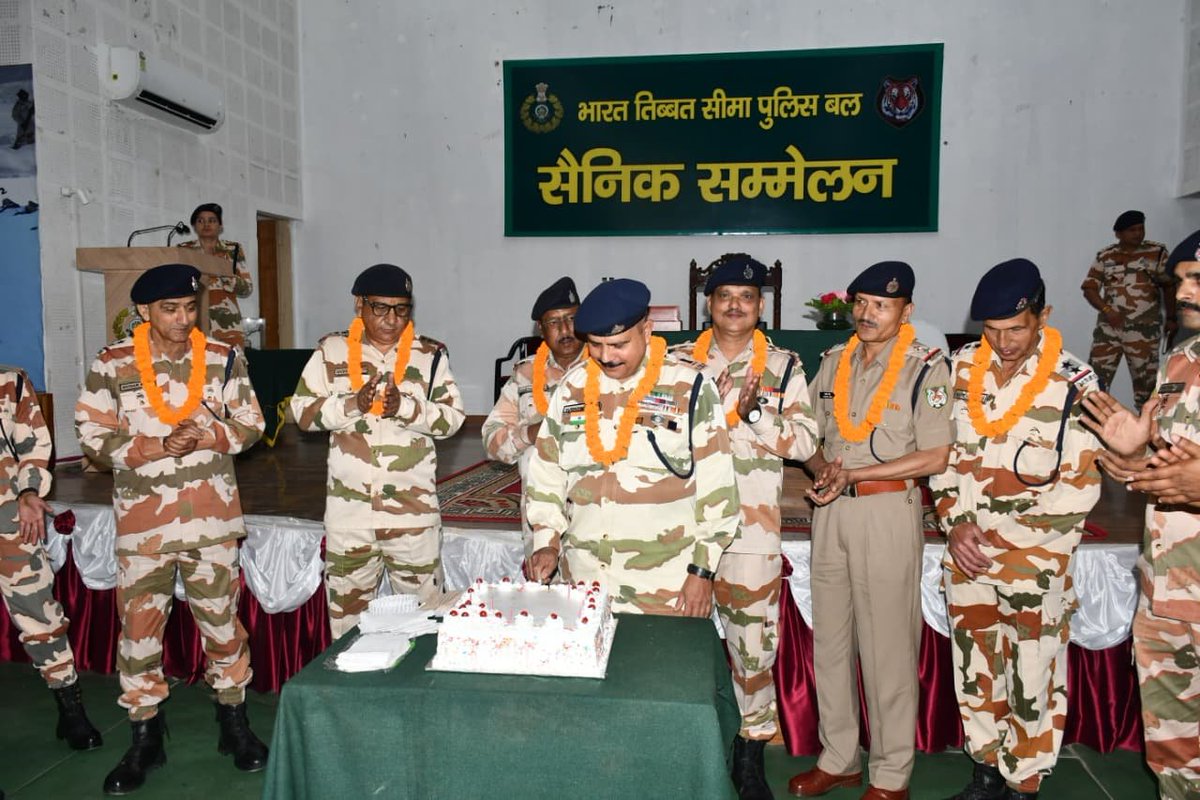ITBP_official's tweet photo. देहरादून स्थित #ITBP की सभी इकाइयों का संयुक्त सैनिक सम्मेलन DIG श्री आनंद सिंह यर्सों की अध्यक्षता में आयोजित किया गया। सेवानिवृत्त कार्मिकों को उनकी उल्लेखनीय सेवाओं के लिए स्मृति-चिह्न प्रदान कर सम्मानित किया गया तथा सितंबर माह में जन्मे कार्मिकों का जन्मोत्सव भी मनाया गया। 🇮🇳 https://t.co/5ep8d6xb0I