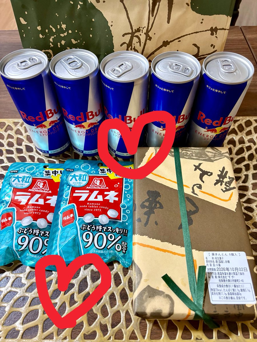S_YOUtopia's tweet photo. 朝に栗きんとん食べたいと投稿したのを見て、
買ってきてくださっただけでも嬉しすぎるのに

前の投稿も遡って見てくださって、私がレッドブル飲んでることやラムネ食べてることまで覚えていてくださって😭そして大好きなすや。

素敵すぎる差し入れ、ありがとうございます🌰♡ https://t.co/xBAMy9GZ72