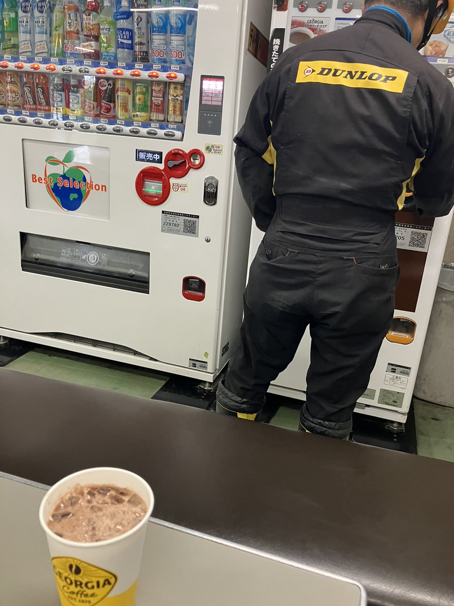 kitamikoube's tweet photo. とある屋上にて森さんのお手伝い！
その後、コーヒーをご馳走になりましたm(_ _)m
やっぱ高いとこは苦手💦 https://t.co/jGHrWmlvgr