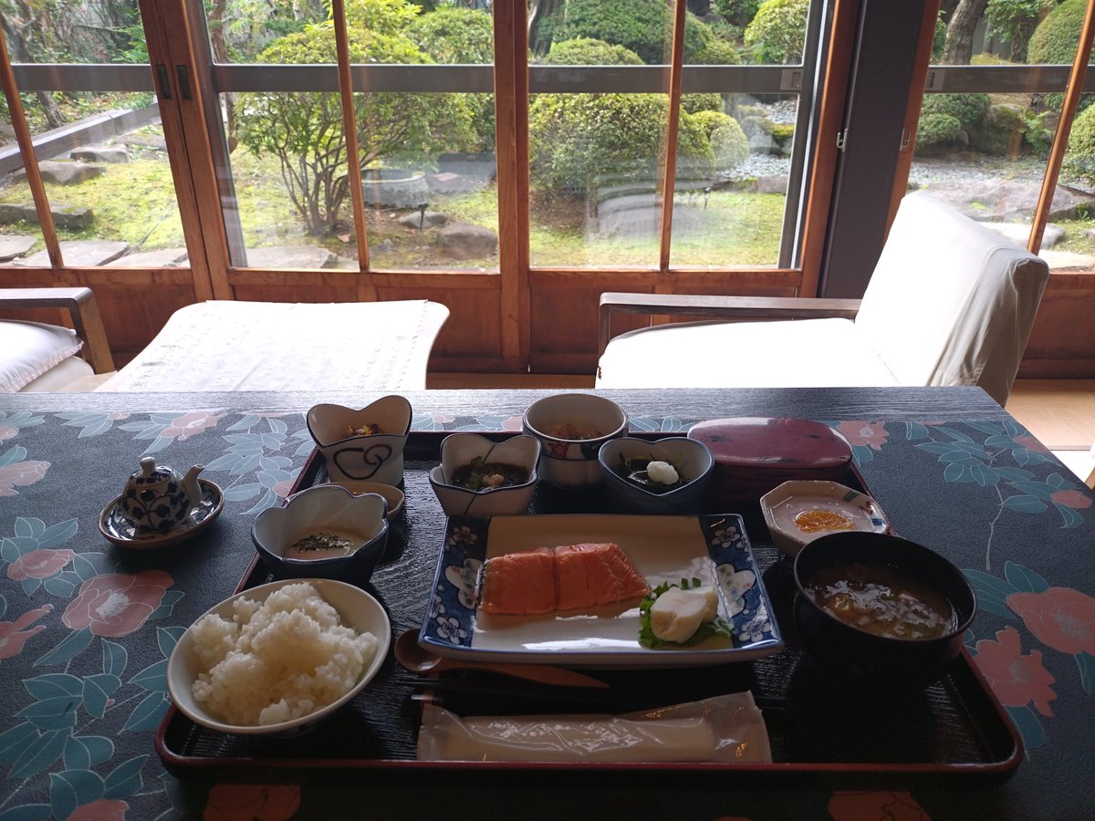 sgk00it's tweet photo. ヤマニ仙遊館の朝食、小鉢が多くて全て美味しくてもう感激したよね

美しい庭を眺めながらで、やんごとなき人になった気分でひた https://t.co/vzeEZPiRMK
