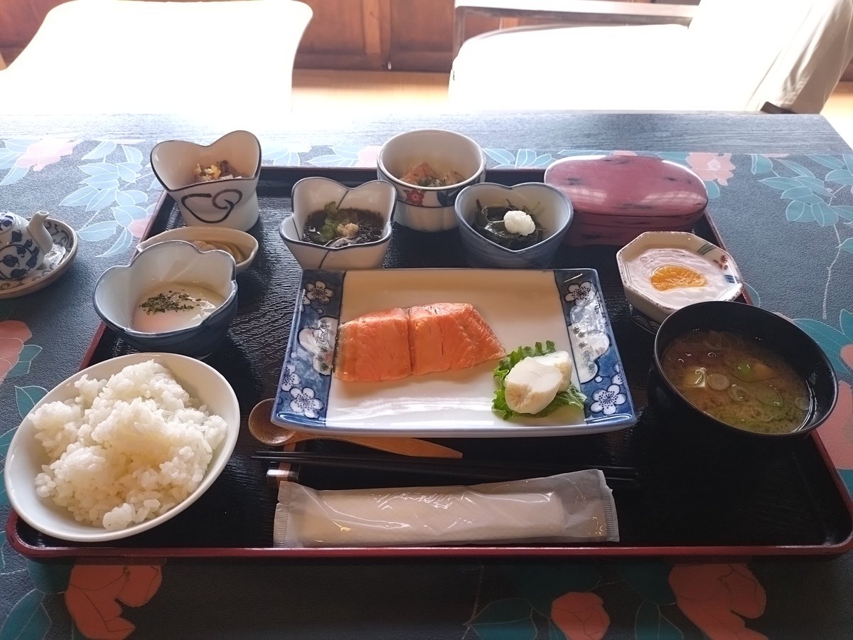 sgk00it's tweet photo. ヤマニ仙遊館の朝食、小鉢が多くて全て美味しくてもう感激したよね

美しい庭を眺めながらで、やんごとなき人になった気分でひた https://t.co/vzeEZPiRMK