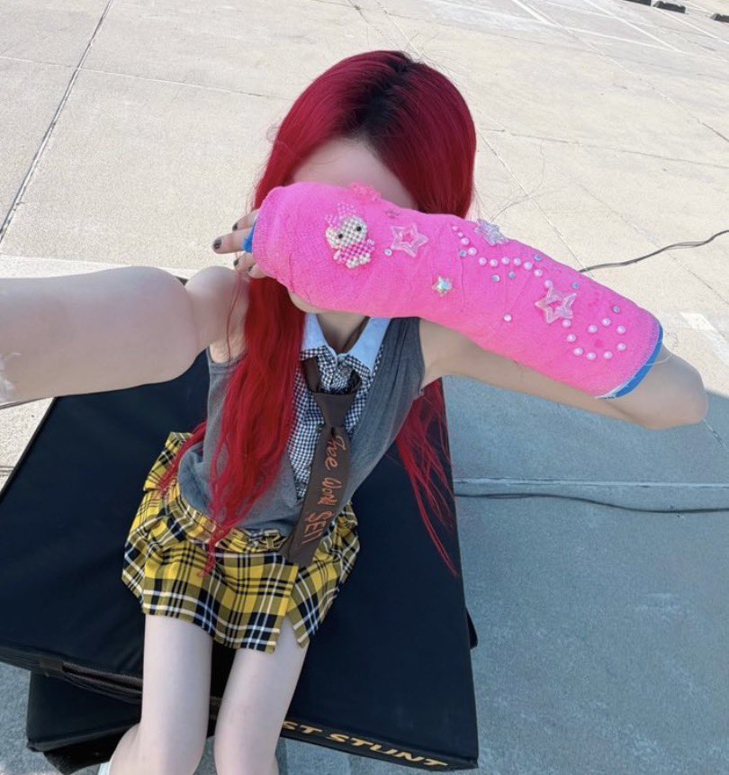 ivyluvsvanilla's tweet photo. Can't focus on the cast when she has a thigh gap while sitting down https://t.co/6s6RgH7oVL