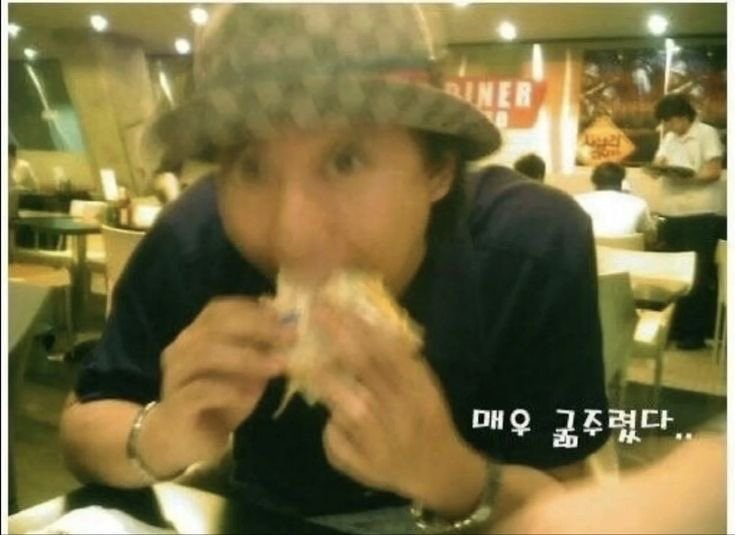 w00zulike's tweet photo. 우주야 누나도 햄버거 잘 먹어
우주가 만들어주는 햄버거 먹으면
당분간 밥 안 먹어두 대
쫄쫄 굶어두 대 https://t.co/LedlMcOog3