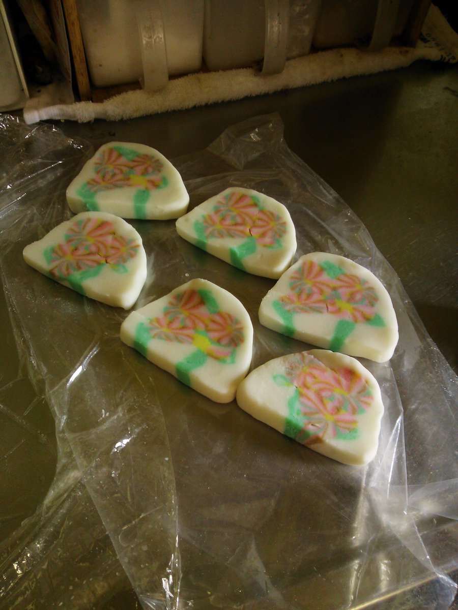 reli0715's tweet photo. 10年くらい前の写真だけど、うちの婆様が作ったべこ餅も見てってくださいな https://t.co/RkhMQypA7I