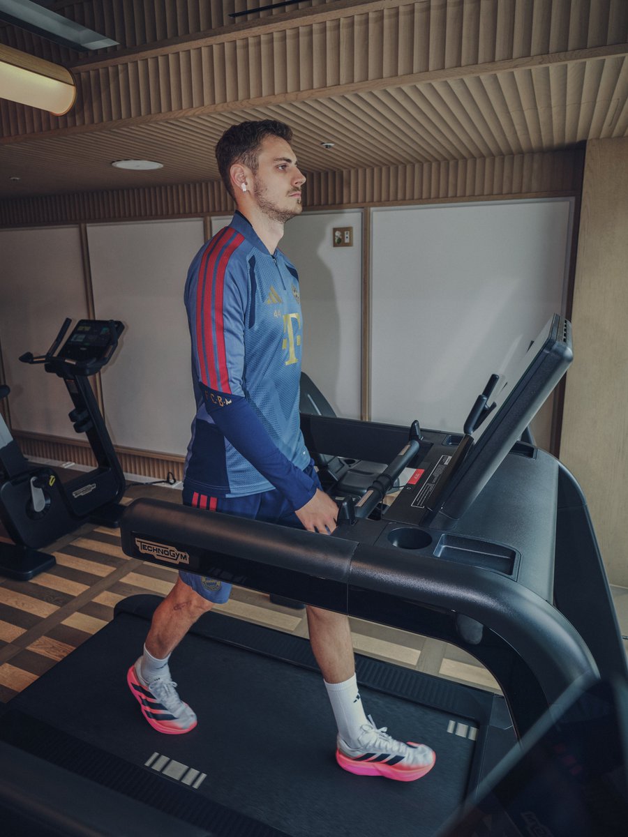 FCBayernEN's tweet photo. Strength AND speed, locked in 🤝🔒 
  
 Adizero Dropset Pro. Built to lift heavy AND move fast. 💨💪 

 #AdizeroDropset #GoFullHybrid https://t.co/rCA6tlkaM2