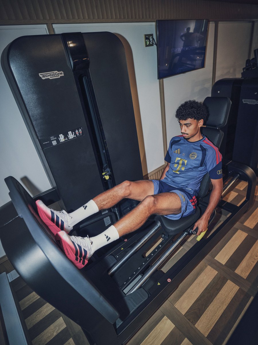 FCBayernEN's tweet photo. Strength AND speed, locked in 🤝🔒 
  
 Adizero Dropset Pro. Built to lift heavy AND move fast. 💨💪 

 #AdizeroDropset #GoFullHybrid https://t.co/rCA6tlkaM2