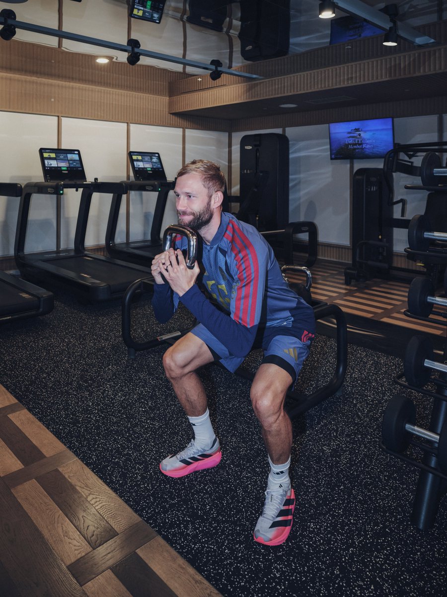 FCBayernEN's tweet photo. Strength AND speed, locked in 🤝🔒 
  
 Adizero Dropset Pro. Built to lift heavy AND move fast. 💨💪 

 #AdizeroDropset #GoFullHybrid https://t.co/rCA6tlkaM2