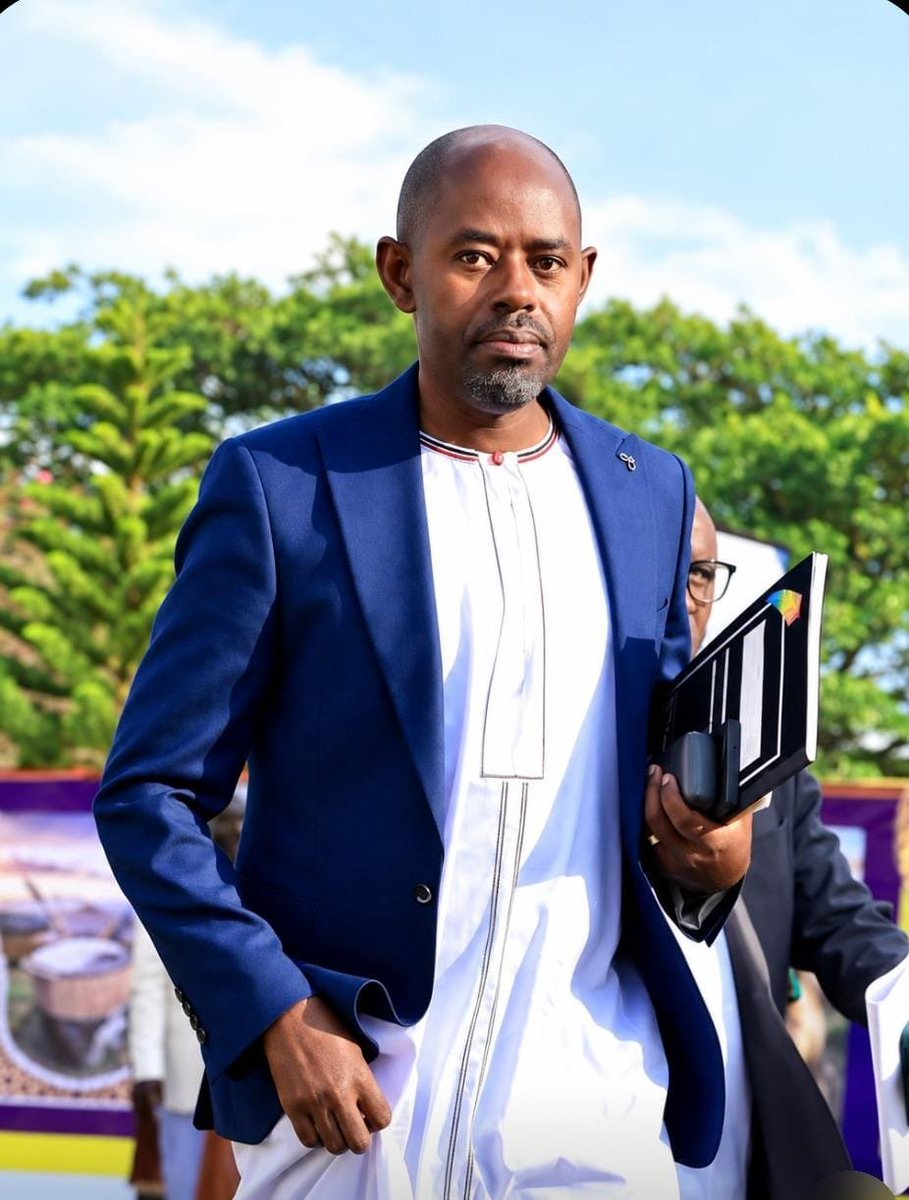 kennethntaro's tweet photo. Congratulations to my friend @c_mwanguhya for a job well executed. You handled the Omukama of Toor’s coronation with dignity and great experience. Well done Charles. @KagutaMuseveni looked comfortable with your translation https://t.co/SiXUfVFNkx