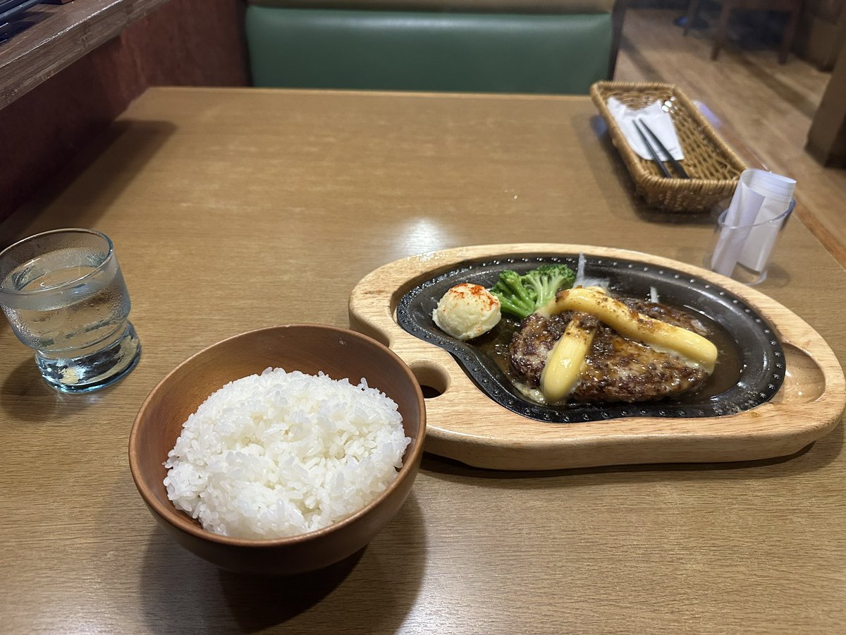 BretGarner113's tweet photo. 仕事終わりにびっくりドンキーのハンバーグ https://t.co/RDMJdmSwqX