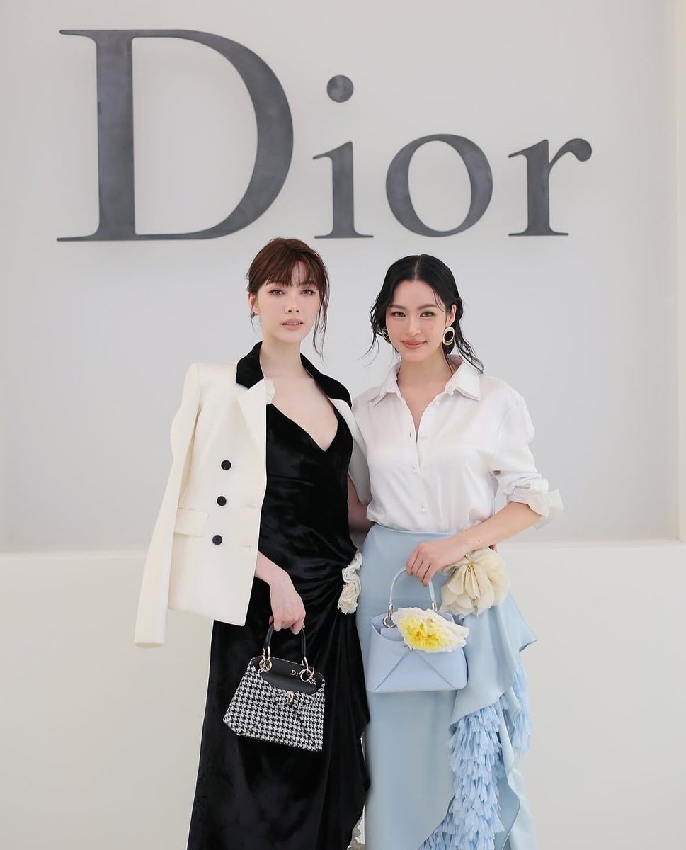 EverydaynewsTH's tweet photo. นี่คนหรือนางฟ้า ส่งภาพ "หลิง-ออม"  Dior Brand Ambassador กับลุคฟรอนต์โรว์ เข้าร่วมชมแฟชั่นโชว์ Dior Summer 2027 ณ Paris Fashion Week 

LINGORM BA DIOR AT PFW
#EVERYDAYth
#LinglingKwong #OrmKornnaphat
#DiorSummer27xLingOrm
#LingOrmDiorSummer27 
#Dior #DiorSummer27 #PFW https://t.co/jSVkYLBHaq