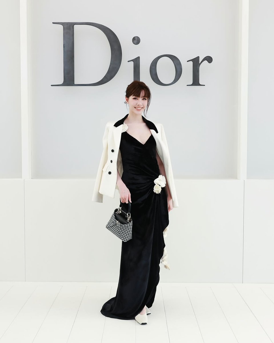 EverydaynewsTH's tweet photo. นี่คนหรือนางฟ้า ส่งภาพ "หลิง-ออม"  Dior Brand Ambassador กับลุคฟรอนต์โรว์ เข้าร่วมชมแฟชั่นโชว์ Dior Summer 2027 ณ Paris Fashion Week 

LINGORM BA DIOR AT PFW
#EVERYDAYth
#LinglingKwong #OrmKornnaphat
#DiorSummer27xLingOrm
#LingOrmDiorSummer27 
#Dior #DiorSummer27 #PFW https://t.co/jSVkYLBHaq