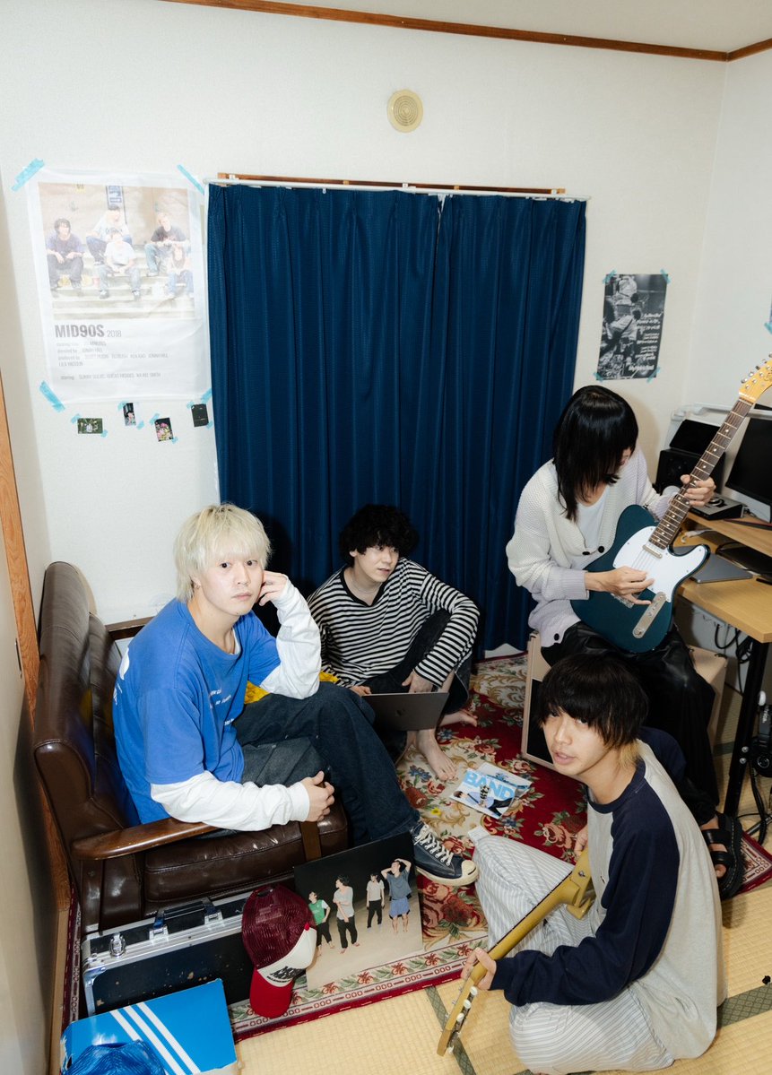 Yuto_it_Out_'s tweet photo. Zeppでワンマンするバンドのボーカルが
こんな家に住んでるの、なんかウケるなと思い、フライヤーは僕の部屋で撮影しました。来てね。 https://t.co/n3fZZqRU1N