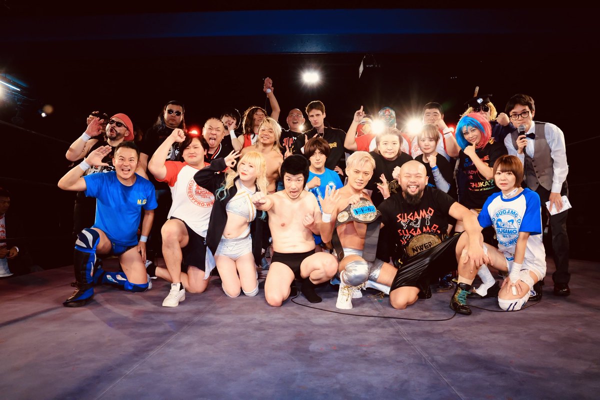 sugamo2018's tweet photo. 【新宿FACEへ、ありがとう】

SUGAMOプロレスが初めて、
本格的な会場で「お笑いプロレス」をやらせていただいた場所。

それが、新宿FACEでした。

あの空間
光
音響

全てが我々にとって
ドキドキでした。

たくさんの戦いがあり
たくさんの笑いや涙があり
そして、
たくさんの夢がありました。

SUGAMOプロレスにとって、
新宿FACEはただの会場ではありません。

「本気の遊び」を続けていくための、
大きな一歩を踏み出させてくれた場所です。

これまで関わってくださった皆さま、
リングに上がってくれた選手、支えてくれたスタッフ、そして会場に足を運んでくださったすべてのお客様。

本当にありがとうございました。

たくさんの思い出と、たくさんの夢を
本当にありがとう。

新宿FACE。
本当にお疲れ様でした。

そして
心から、ありがとうございました。