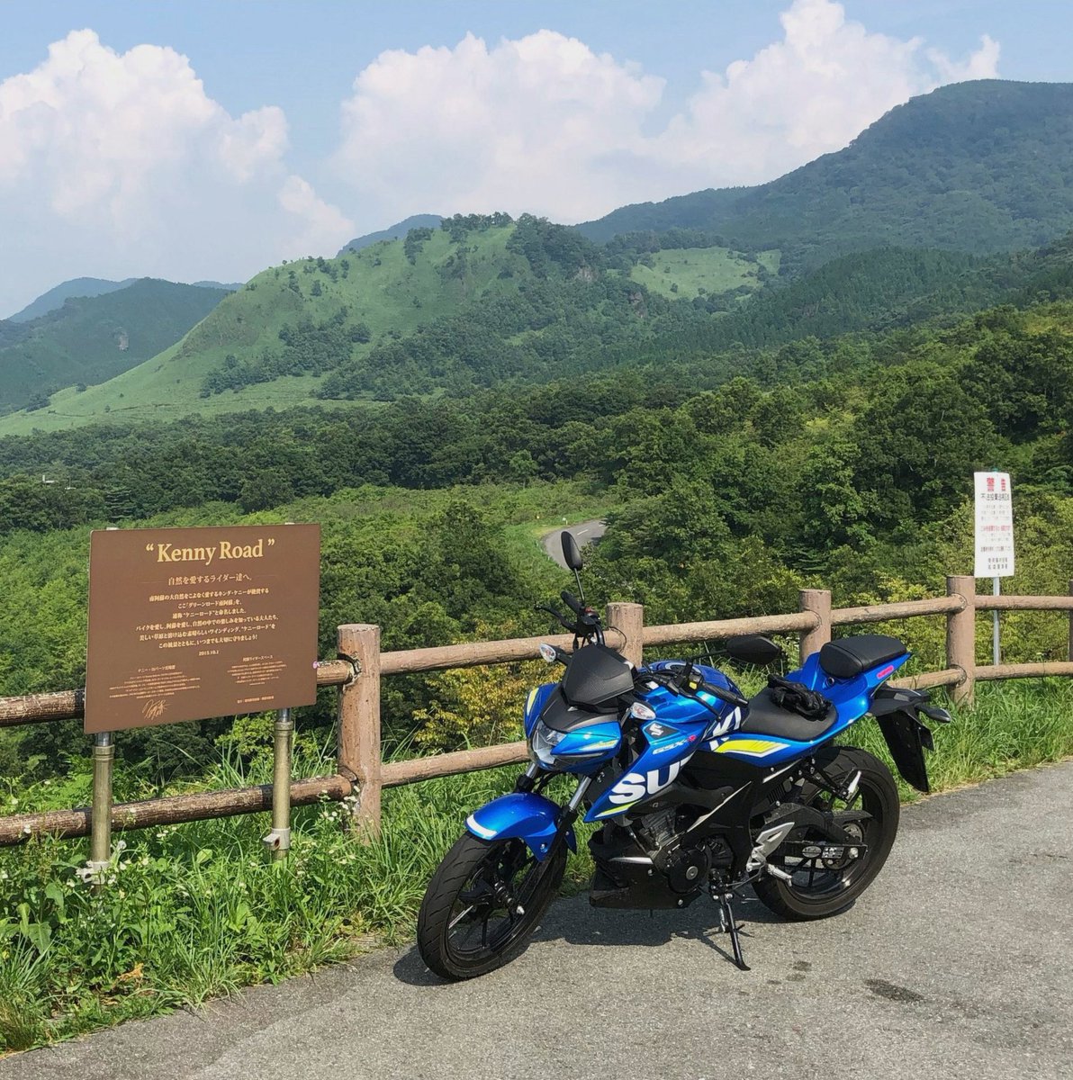 FootyTragic's tweet photo. 娯楽の多くがサブスク化する昨今、紙の本を読むのは、なかなか贅沢な趣味になっていくかもしれない。 https://t.co/c5FvdqnsCT