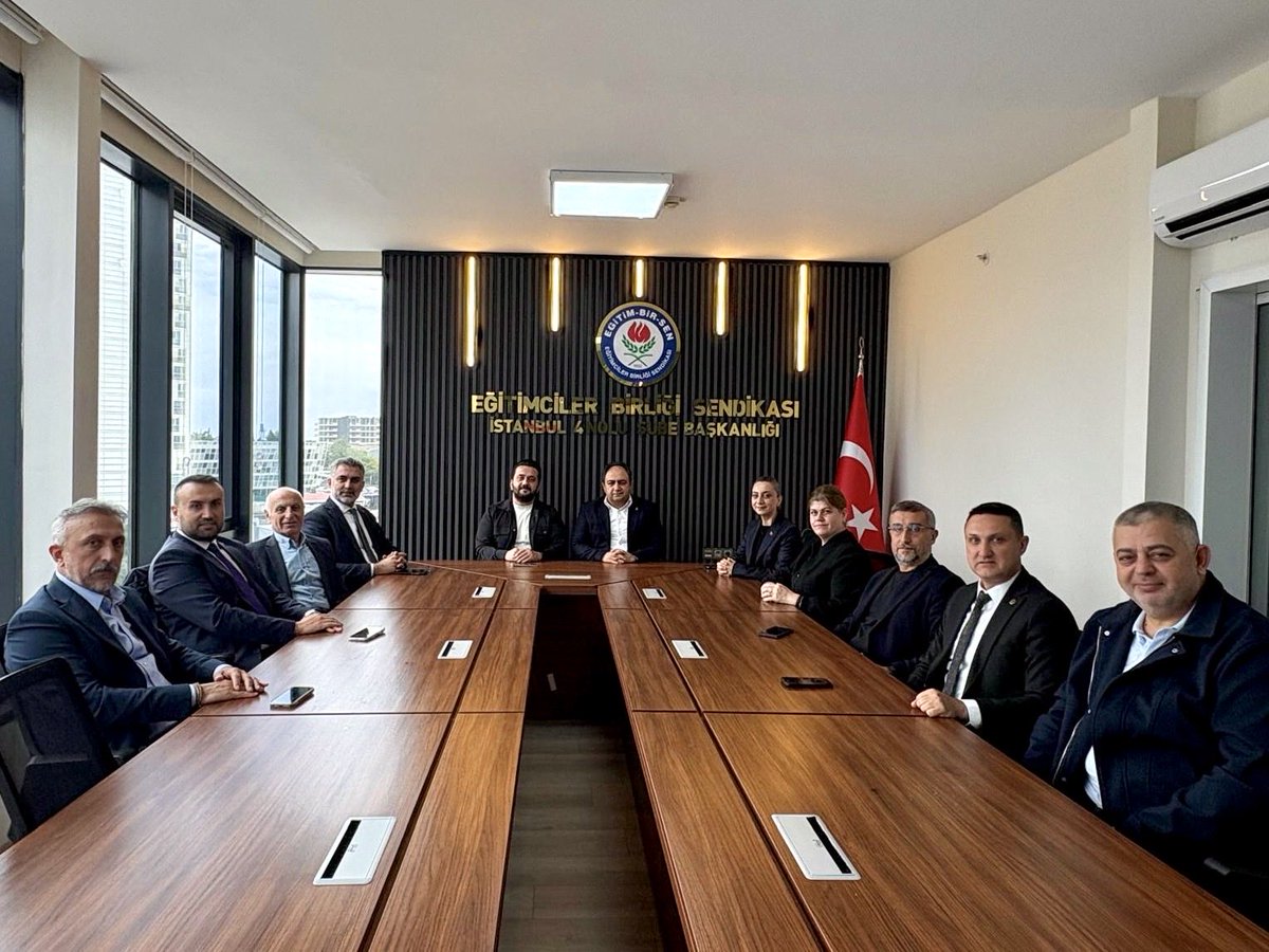 KartalAKParti's tweet photo. İlçe Başkanımız Haydar Göksoy, Kadın Kolları Başkanımız Azize Salihvatandaş, İlçe Başkan Yardımcılarımız Ahmet Şahin, Sema Durmuşoğlu ve Murat İçen ile birlikte Eğitim-Bir-Sen 4 No’lu Şubesi’ni ziyaret ettik.

Nazik misafirperverlikleri ve samimi ev sahiplikleri için Şube Başkanımız Bilal Duran’a ve kıymetli yönetimine teşekkür ediyor, çalışmalarında başarılar diliyoruz.

#HerHikayesiyleKartal
