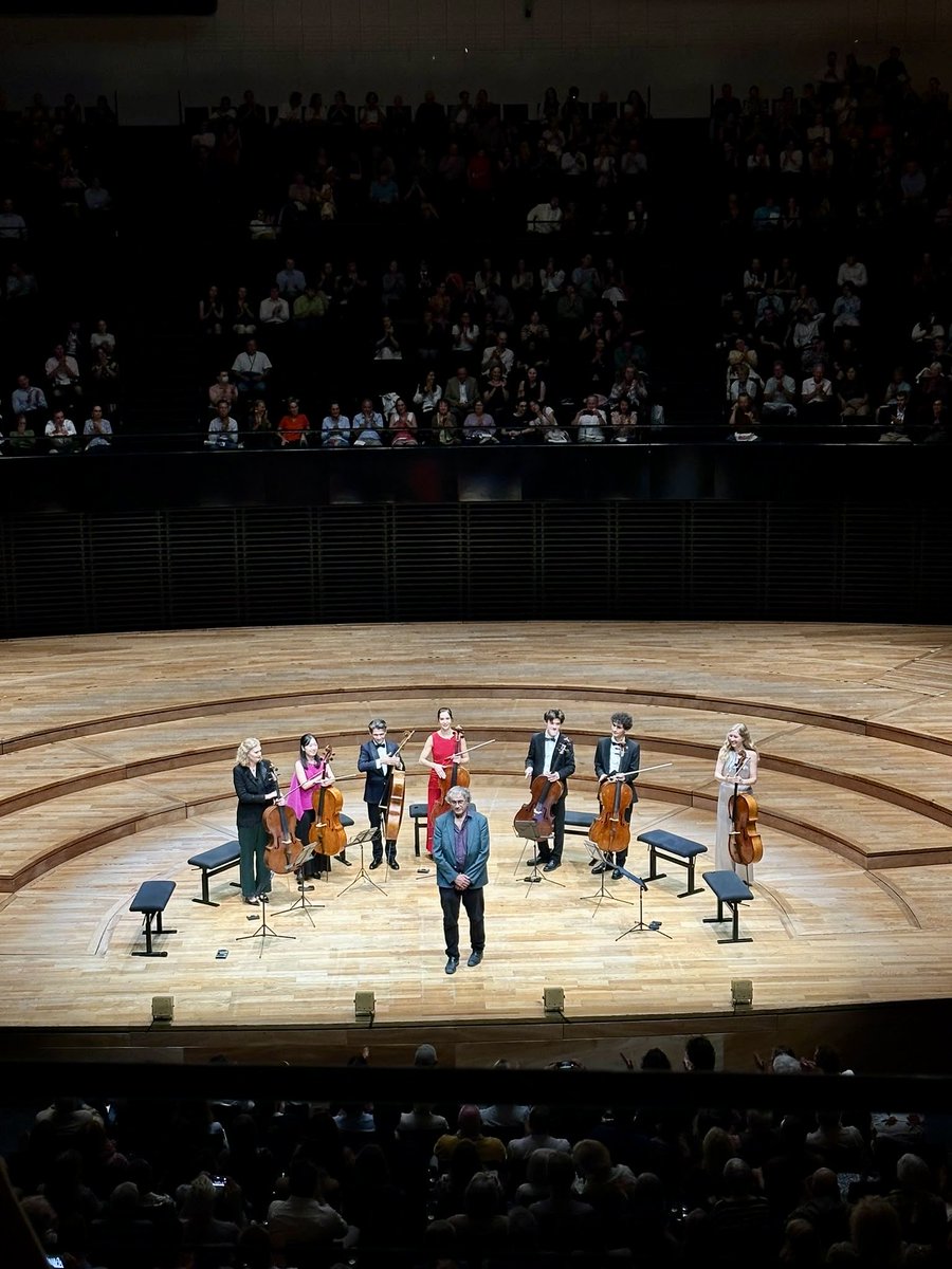 GautierCapucon's tweet photo. Hier soir, la Philharmonie de Paris vibrait au son de CAPUCELLI ✨🎻

Tchaïkovski, Verdi, Dvořák, Piazzolla, Bernstein… jusqu’au Boléro de Ravel 🔥
‘Wake’ de Jean-Benoit Dunckel ou encore ‘Heptasyllabes’ de Richard Dubugnon

Et un moment d’exception : la création mondiale de ‘Canzone’ de Thierry Escaich🙏

Merci Paris ❤️

📷 @julianicte @ Helena @rb_artists 

@philharmonie @WarnerClassics @FondationGC 
#Cello #Music #capucelli  #GautierCapucon  #Gaïa