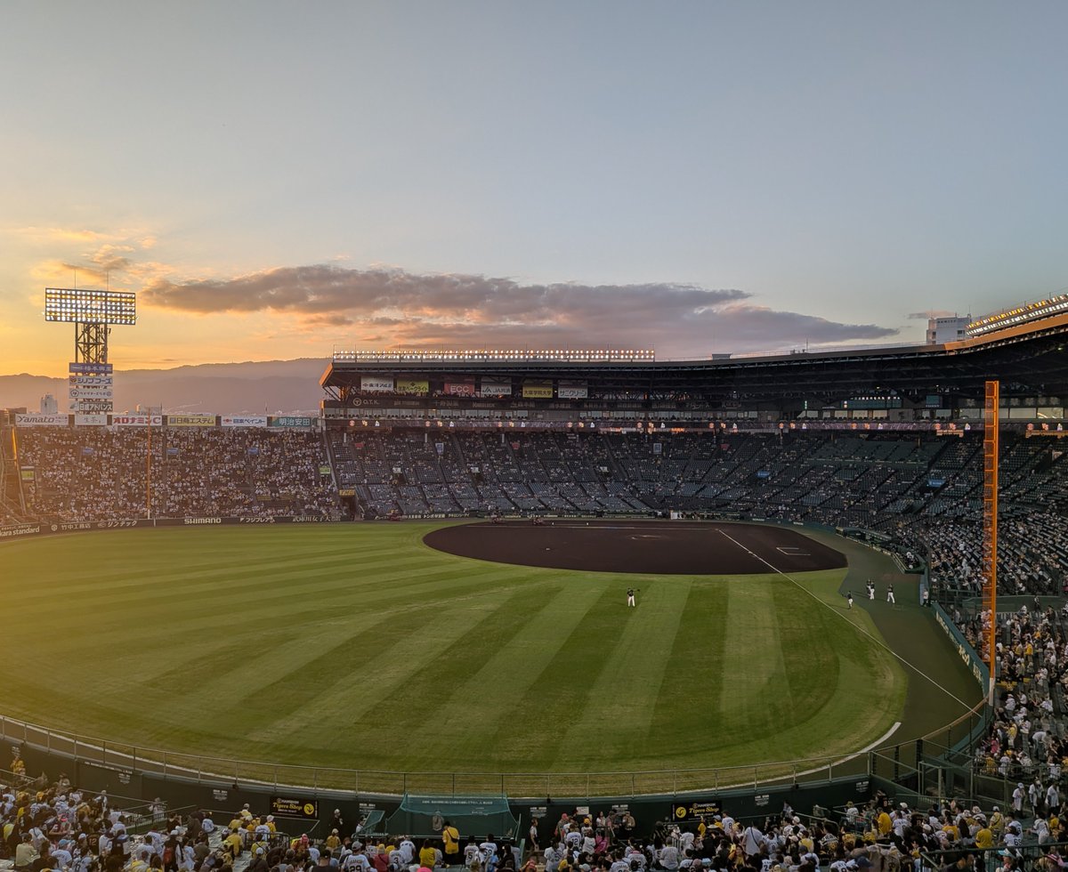 eagles0329's tweet photo. さてさて甲子園にやってきました

6月下旬に雨天中止と発表されたときは、『振替試合はヤクルトの優勝決定戦になるはず』とか話してたような気もしますが···

すでにBクラス確定していて、あやうく最下位転落という状況です

まったく空気を読まず、今日と振替試合ともに勝ってやろうじゃないか〜 https://t.co/KJWjSZ3K0k