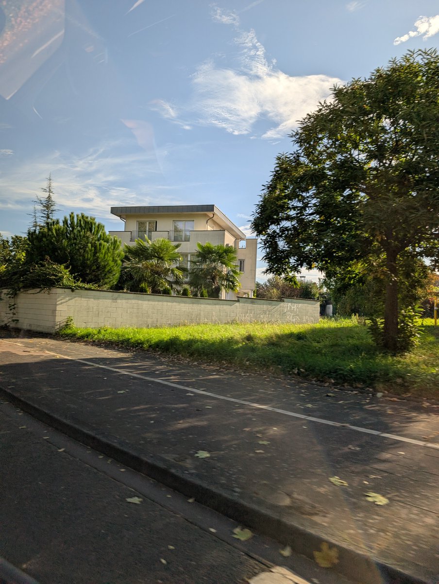 jreichelt's tweet photo. Dieses Haus in Köln sieht aus, als würde sich dort Osama bin Laden verstecken. https://t.co/maJkDbyQzk