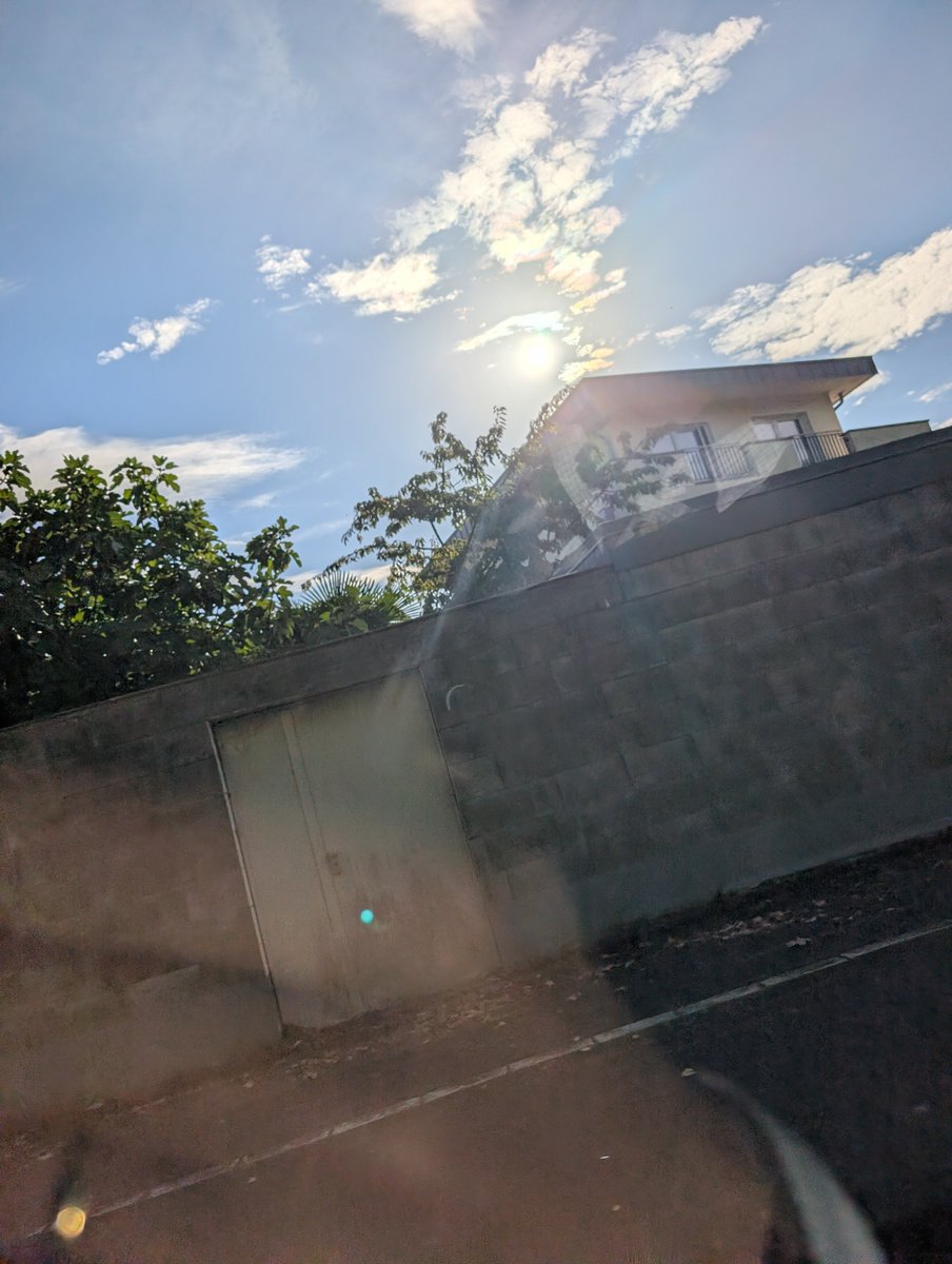 jreichelt's tweet photo. Dieses Haus in Köln sieht aus, als würde sich dort Osama bin Laden verstecken. https://t.co/maJkDbyQzk