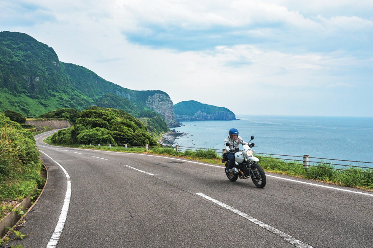 PutiMotor's tweet photo. 長崎県「生月島」

目の前に広がる壮大な東シナ海を見つめていると、この先にはもう日本がないという圧倒的な最果て感に包まれる。

むき出しの荒々しい断崖絶壁を抜けるスケールは、本当に凄い。

最北の灯台にタッチして満足したら、帰路は佐世保に寄ってバーガーを食うのが鉄板。

https://t.co/eC7rBIZWZP